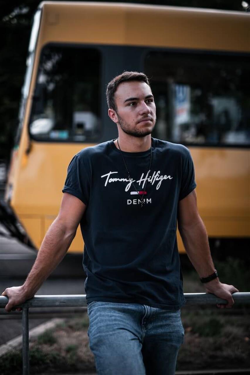 5 grunde til at tommy hilfiger stadig er en af de mest ikoniske tøjmærker i verden i dag