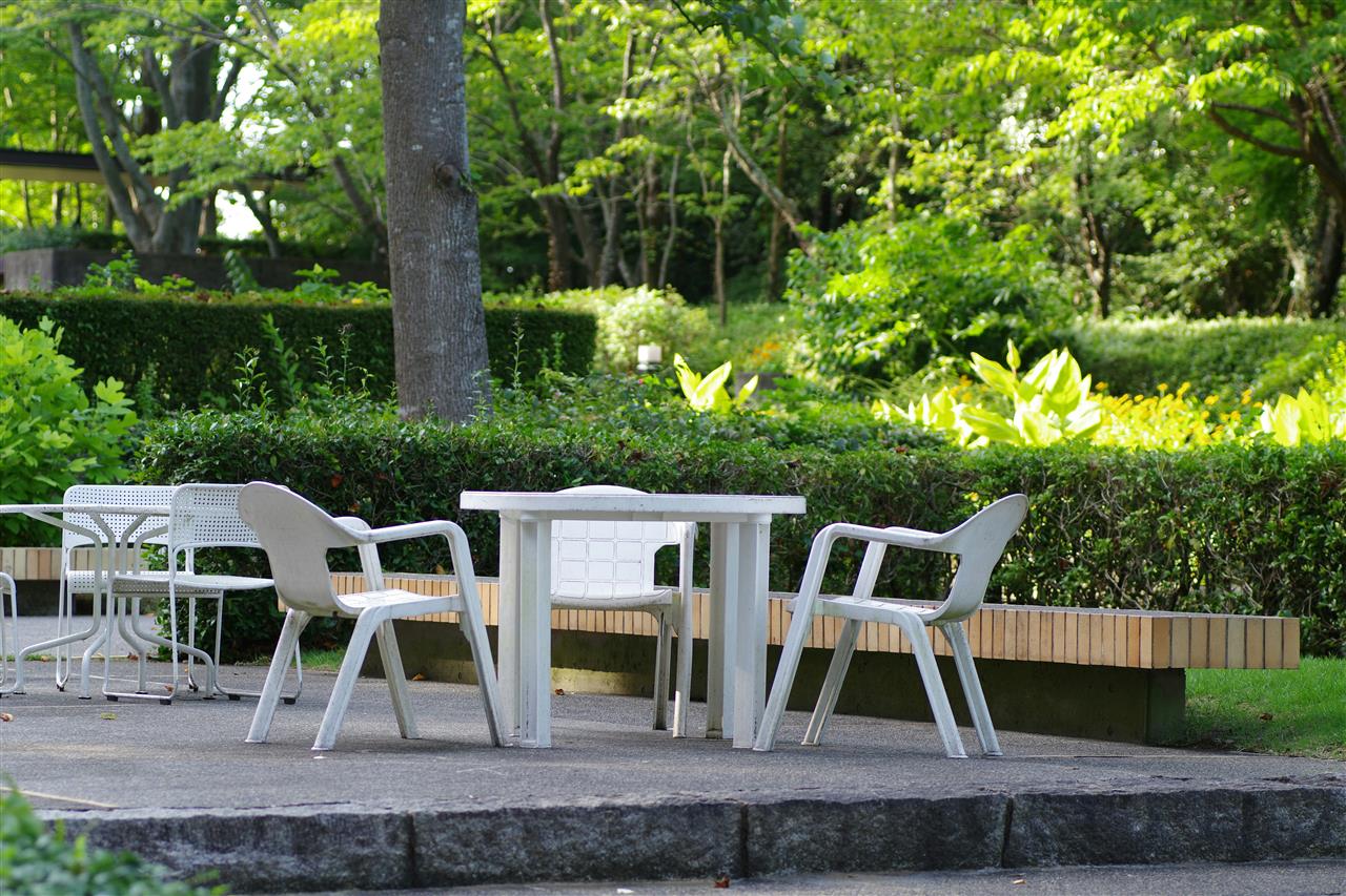 Små haveborde - perfekte til den hyggelige udendørsindretning